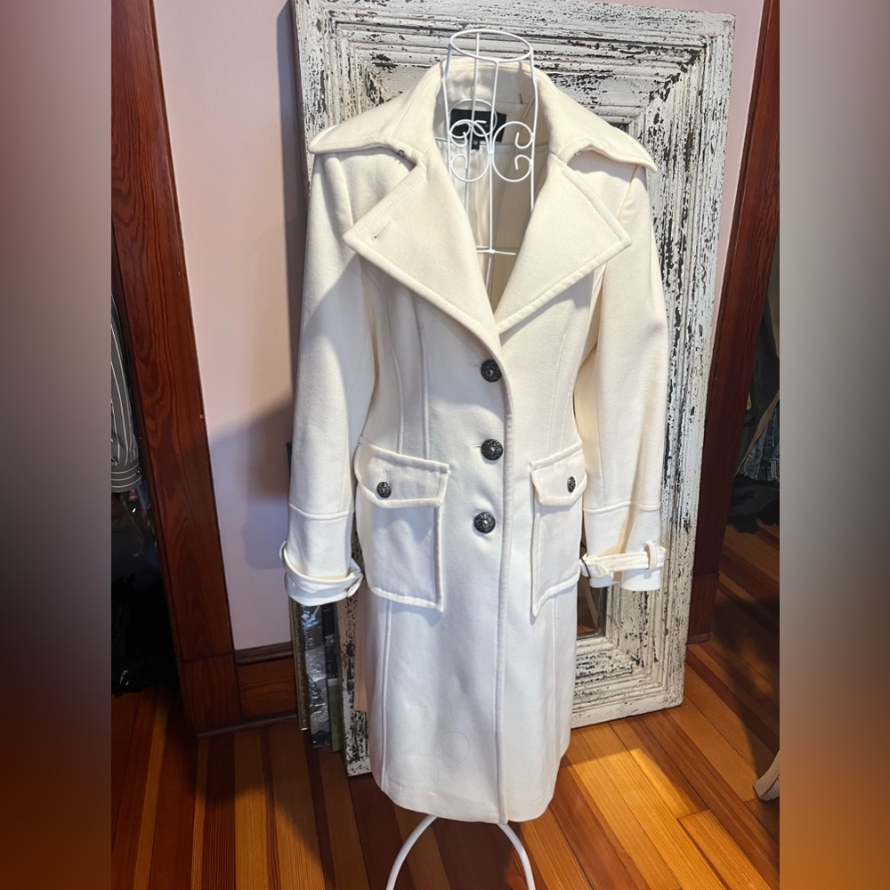 Beautiful white wool Tahari coat size 10. Worn once.